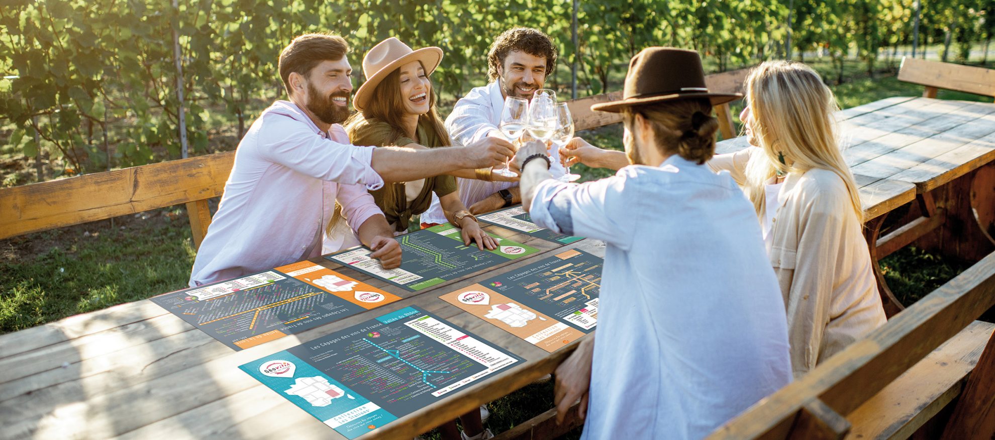 Amis qui trinquent en toute convivialité dehors Set de table Geovitis Les Stations Cépages