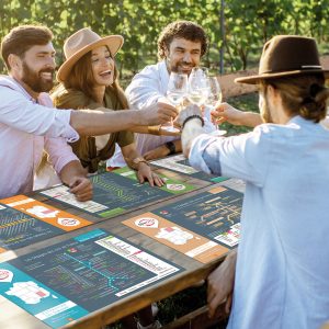 Amis qui trinquent en toute convivialité dehors Set de table Geovitis Les Stations Cépages